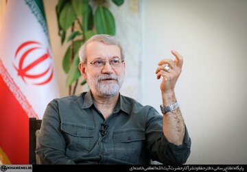 لاریجانی: ایرانی‌ها «تسلیم‌بشو» نیستند/ ایرانی‌ها در ایّام جنگ از یک درک بالایی برخوردار بودند/ یکی از نکات مهم در این جنگ تدابیر رهبری بود