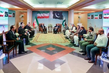 پزشکیان: باید کشور های مسلمان با یکدیگر متحد شوند/ نواز شریف: مقاومت ایران تنها مقابله با یک رژیم نبود، بلکه مواجهه‌ای شجاعانه با قدرت‌های جهانی بود
