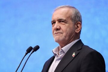 پزشکیان: به دختر خودم که حاضر است برای من بمیرد نمی‌توانم به زور بگویم که حجاب داشته باشد/ روایت رییس‌جمهور از حجاب زنانی با پلاکارد «جانم فدای رهبر»