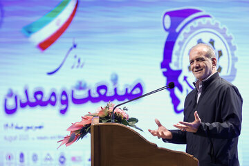 پزشکیان:  چهل و هفت سال است به جای حل مشکلات، مدیر را عوض می‌کنیم/مشکل کشور با پیدا کردن مقصر حل نمی‌شود/ بد مصرف می کنیم و بد مدیریت می کنیم