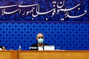 چرا آقای مهدی محمدنبی فکر می کند باید از خجالت منتقدان دربیاید؟