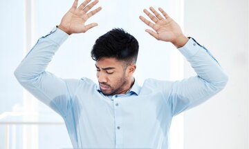 چه گیاهانی به کاهش بوی عرق کمک می‌کنند؟/ تعریق زیاد در چه مزاجی طبیعی است؟/ چرا برخی افراد اصلاً عرق نمی‌کنند؟ 