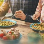 کم غذا بخوریم یا درست غذا بخوریم؛ کدام بهتر است؟