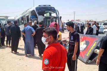 ۱۶ مصدوم در تصادف مینی‌بوس حامل زائران ایرانی در محور نجف به کربلا/عکس