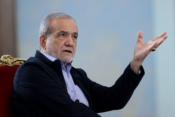 انتقاد صریح پزشکیان از طرح های انتقال آب بدون انجام مطالعه/ از حضرت آقا درخواست کردم که کارمندان ۹ بیایند و ۱۳ بروند، چرا که کاری انجام نمی‌دهیم