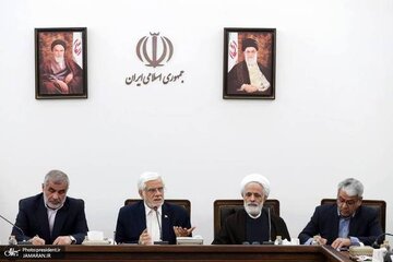 جزئیاتی از اولین نشست مشترک دولت و مجلس/ عارف: قدامات دولت در یک سال گذشته در سال اول اجرایی برنامه هفتم قابل مقایسه با سایر دولت‌ها نیست