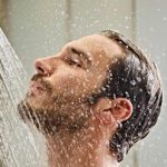 روز یا شب؛ چه زمانی دوش بگیریم بهتر است؟