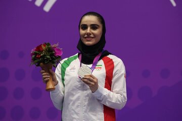 عکس |‌ دختر ایرانی و نگاه احساسی به این طلای تاریخی!