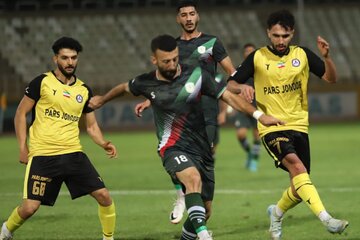 عکس | عجیب‌ترین پوستر فوتبال ایران؛ تانک ارتش پشت سر پراید!
