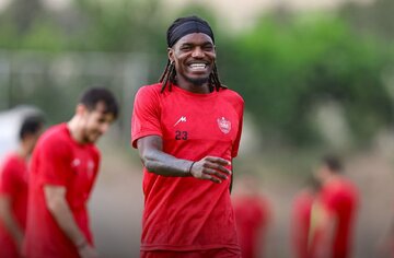 عکس| مهاجم جنجالی پرسپولیس با گوشواره به سبک کریس رونالدو