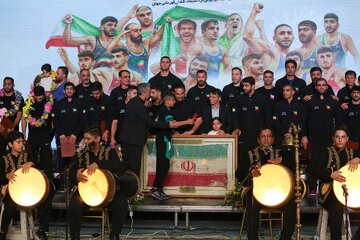 عکس‌هایی زیبا از قهرمانان کشتی
