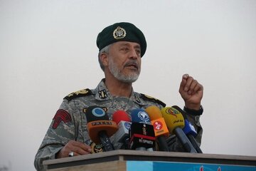 فرمانده ارشد ارتش: هنر امام راحل (ره) در جنگ تحمیلی این بود که این جنگ به دفاع مقدس تبدیل شد/  از ۲۷ کشور اسیر داشتیم