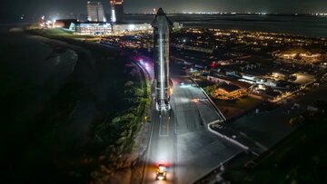 قدرتمندترین موشک جهان شبانه روی سکوی پرتاب قرار گرفت/ عکس