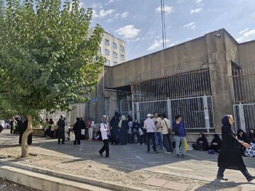 ماجرای ازدحام اتباع افغان در مقابل پلیس مهاجرت/ عکس