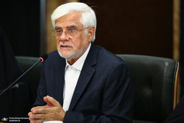 نوه شهید هسته‌ای سرود ایران را برای عارف خواند/ معاون پزشکیان:در دو دهه اول انقلاب عده‌ای مخالف ملی گرایی بودند اما جنگ ۱۲ روزه این مساله را حل کرد