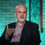 پدر معنوی دلواپسان جناب احمدی‌نژاد است/دوستان همین تندروها در قم به لاریجانی لنگه کفش پرت کردند/این مملکت چقدر باید برای یک سری متوهم سیاسی تاوان بدهد