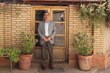 کارکنان دولت کاری برای انجام ندارند؟ / آقاسی‌زاده: کار زیاد است اما همه چیز رها شده / کارمندان دولت، آئینه حکمرانی ما هستند
