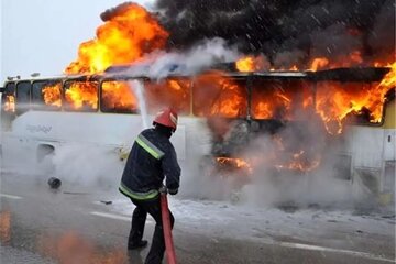 یک اتوبوس مسافربری آتش گرفت