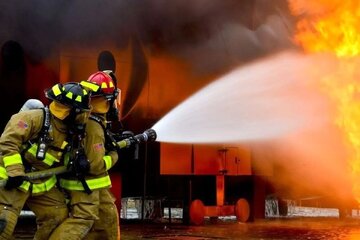 آتشسوزی در خیابان انقلاب تهران