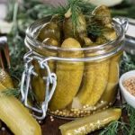آیا لایه سفید روی آب خیارشورهای فله خطرناک است؟/ احتمال افزودن «کات کبود» به خیارشورها