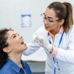 تشخیص انواع بیماری‌ها با بررسی زبان/ رد دندان روی زبان نشانه چیست؟