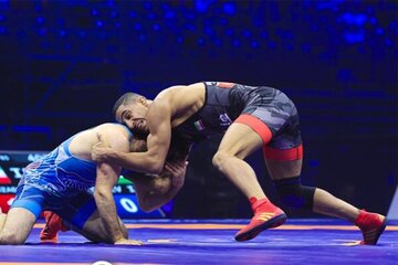 عکس| آبگوشت خوری کشتیگیران در ظهر جمعه ورزشگاه آزادی