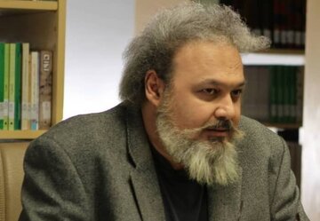 مامور غرب یا معذور شرق؟