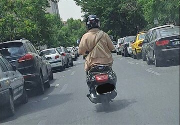 موتور سواری یک زن چادری/ عکس