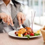 وعده غذا را کمتر از ۲۰ دقیقه می‌خورید، چگونه هنگام غذا خوردن سرعت را کم کنیم؟