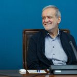پزشکیان: پنل‌های خورشیدی نباید در گمرک بمانند