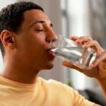 چرا متخصصان نوشیدن آب گرم با معده خالی را توصیه میکنند؟