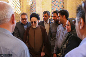 گفت و گوی جالب بین خاتمی و یک خانم مسن در مورد فتوای امام برای دست دادن زن و مرد + تصویر و جزئیات