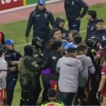 آشوب در فوتبال بولیوی/ ۱۷ اخراجی و گاز اشک آور زدن پلیس