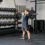 ببینید | آموزش حرکت ددلیفت با حالت پا باز و بالا کشیدن میله تا چانه