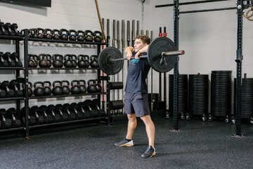 ببینید | آموزش حرکت ددلیفت با حالت پا باز و بالا کشیدن میله تا چانه