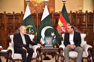 بررسی آخرین وضعیت امنیتی منطقه در دیدار علی لاریجانی با فرمانده ارتش پاکستان