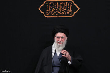 تصاویری از اولین شب مراسم عزاداری شهادت حضرت زهرا در حسینیه امام خمینی/ مداح معروف در بیت رهبری/ پزشکیان و اژه‌ای کنار هم نشستند