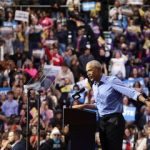 حمله اوباما به ترامپ: آمریکا در دوران تاریکی فرو رفته / هر روز هالووین است،اما خبری از شیرینی نیست/ همه به طرز شگفت‌انگیزی در برابر ترامپ زانو زده‌اند