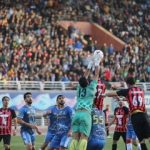 زنان بازهم پشت درهای بسته ورزشگاه امام رضا(ع) ماندند/ استقبال باورنکردنی از مسابقه ابومسلم