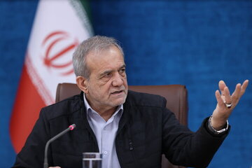 شوخی پزشکیان بامدیرعامل بانک پاسارگاد؛ قرار بود ۱۰ هزار مگاوات پنل خورشیدی نصب کند اما دبه کرد، ما هم نمی‌دانیم چرا دبه کرد!