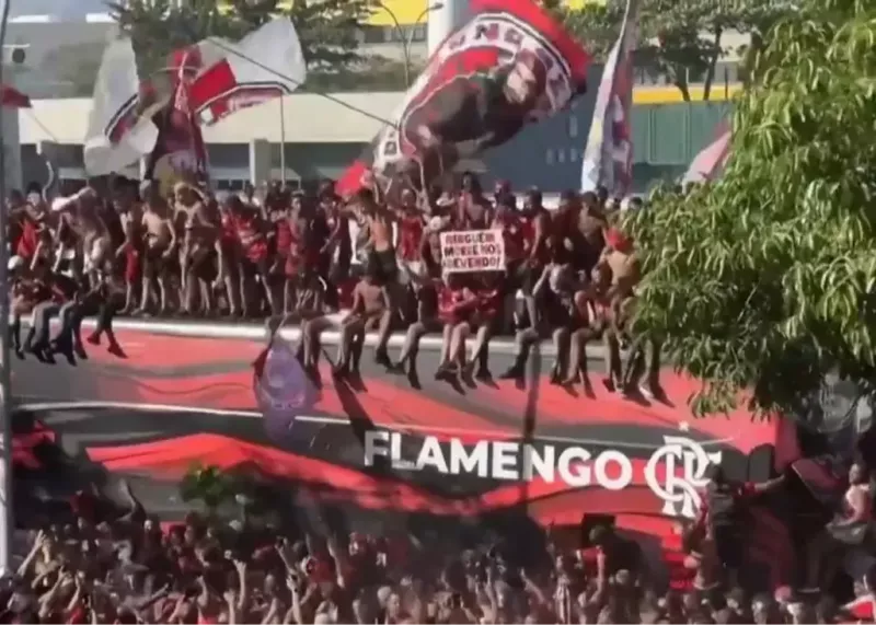 وحشت بازیکنان از بدرقه هواداران افراطی! (عکس)