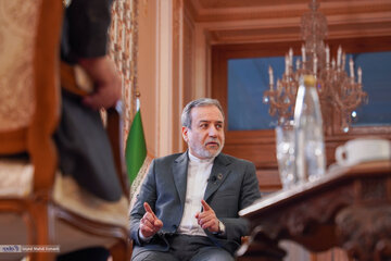 عراقچی: با آژانس درباره تاسیسات هسته ای بمباران شده تعامل نمی کنیم/ غنی سازی صفر را خیانت می دانم