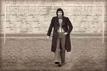 عکس| اسطوره خوش تیپ استقلال با سیگار!