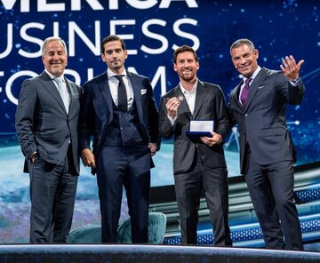 عکس| اهدای کلید شهر میامی به لیونل مسی در مقابل ترامپ