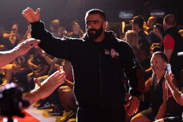 عکس | تصویر رهبر انقلاب روی تلفن همراه هادی چوپان