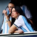 عکس| دوآ لیپا با لباس آرژانتین تماشاگر ویژه سوپرکلاسیکو