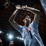 عکس| صابر کاظمی در ورزشگاه آزادی بین هواداران استقلال