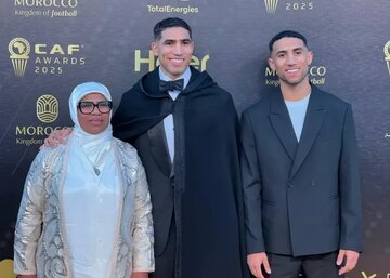 عکس| ورود عجیب اشرف حکیمی با اسکوتر به مراسم بهترینها