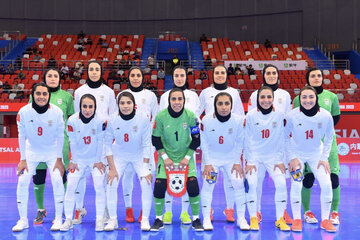 عکس | ژست دختران ایران در فیلیپین با پیام اینفانتینو