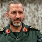 فرمانده نیروی هوا و فضای سپاه در میان مردم در مراسم تشییع شهدای گمنام + عکس